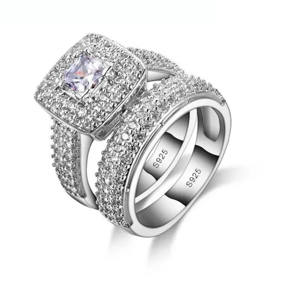 Beautiful Ladies 2PC Halo 2.5ctw Wedding Set
